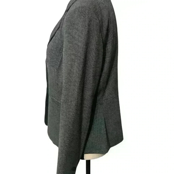 Charter Club Women’s size 6 black and white the Blaise’s, black buttons. Classic - Picture 3 of 10